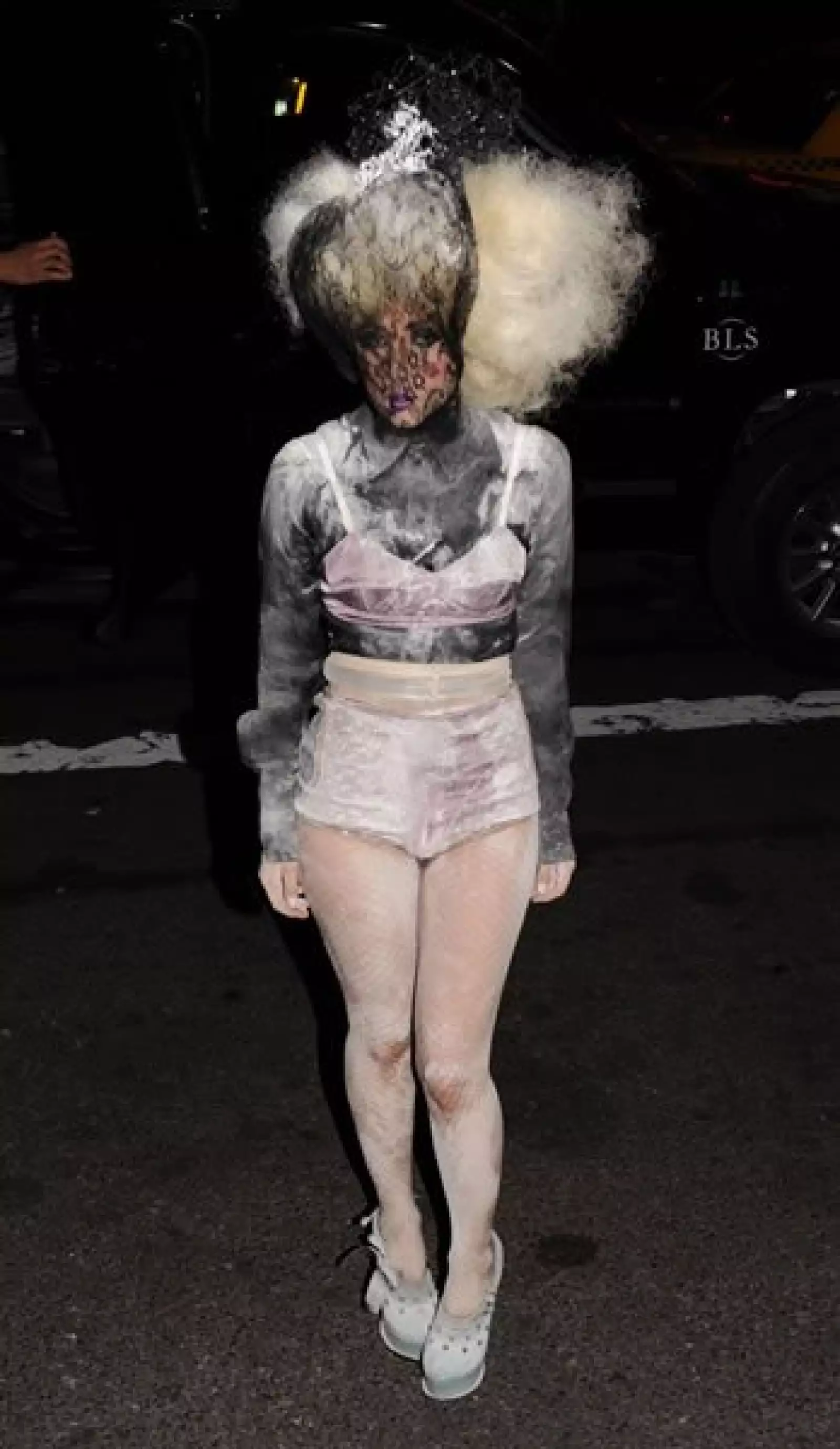 Lady Gaga ha dado mucho de qué hablar últimamente pero nada le ha favorecido su look. Aquí la vemos en una de su más reciente aparición en los ACE Awards.