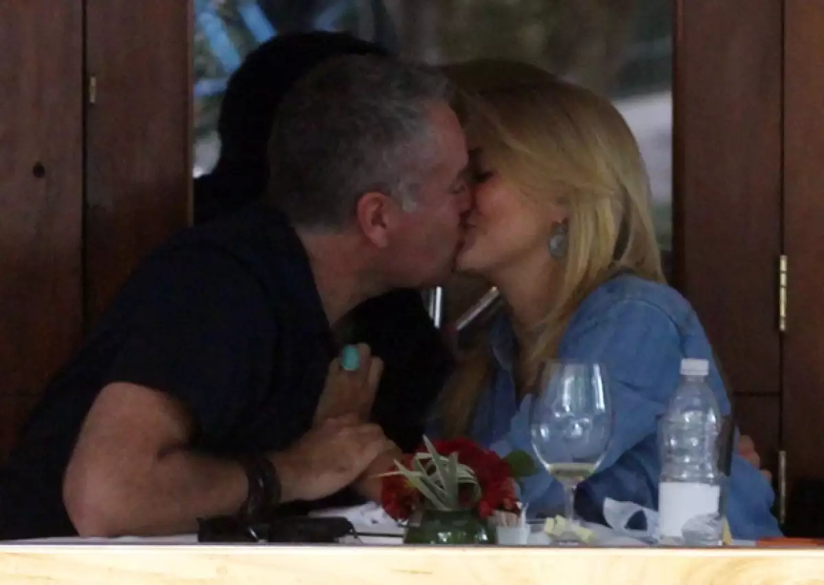 Nada tímidos ante las cámaras no paraban de besarse y hacerse cariños.