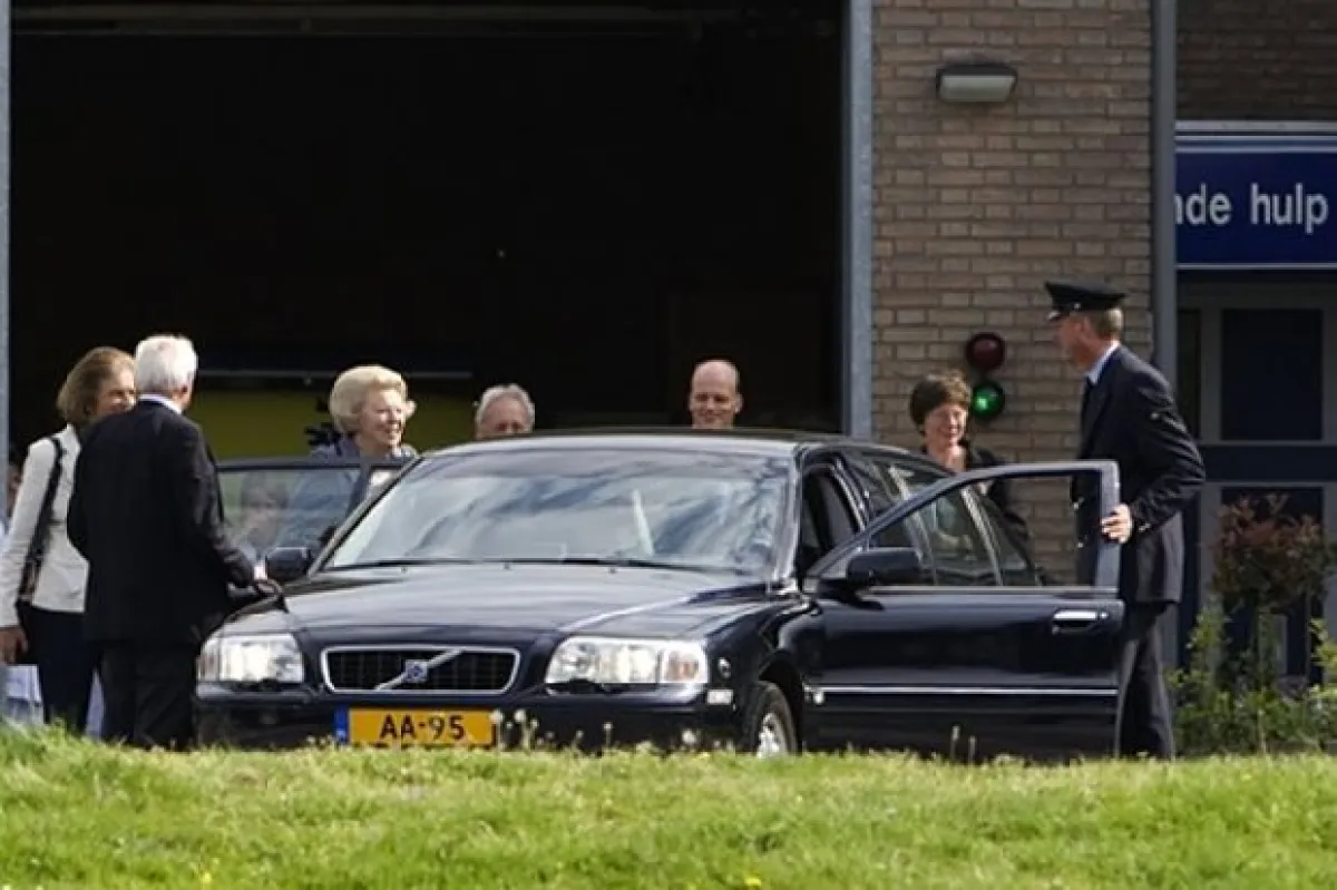 Beatriz de Holanda a su salida del hospital en Zwolle.