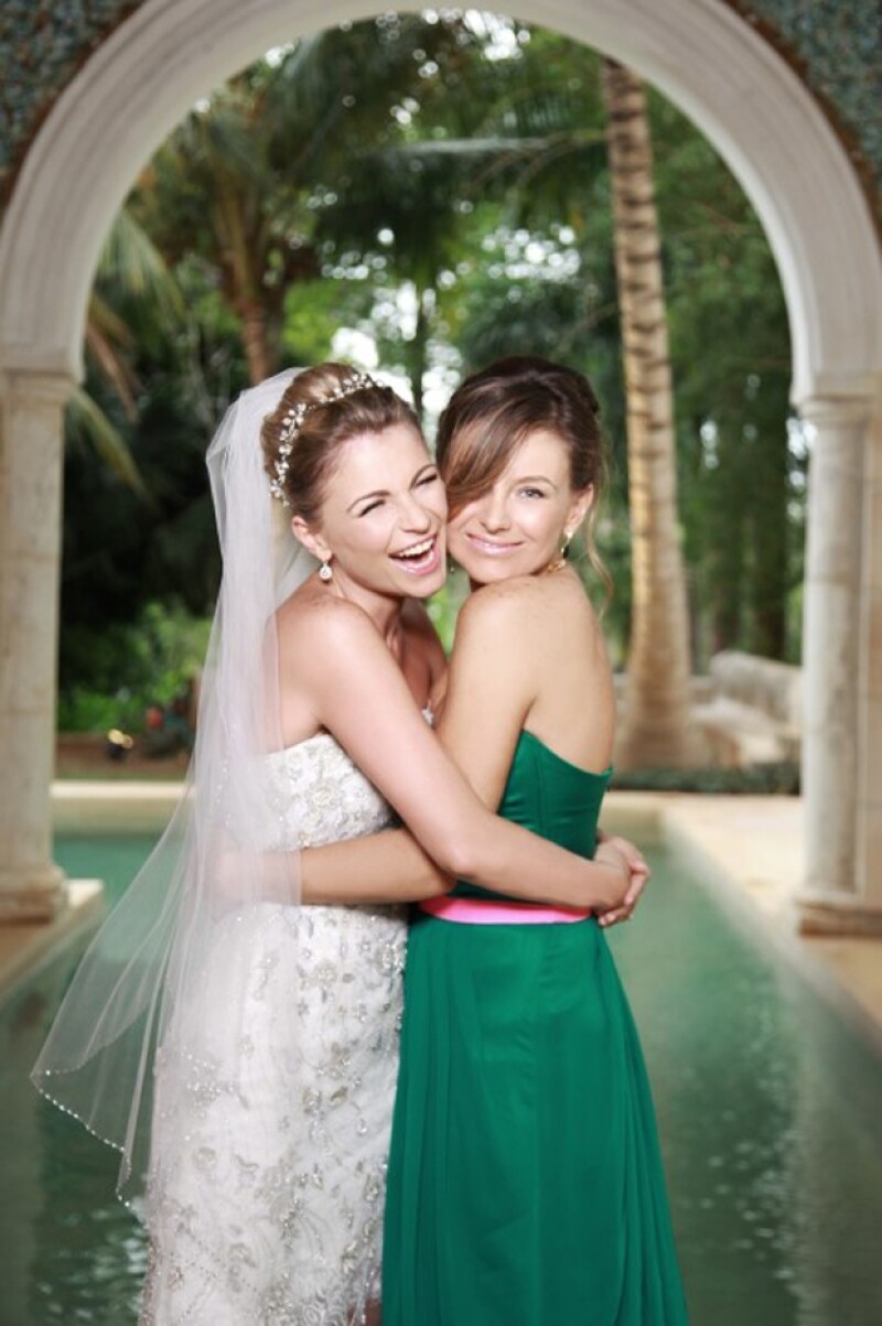 Ludwika compartió la felicidad por su boda con Emiliano Salinas al lado de su hermana. El vestido verde que llevaba Dominika, Ludwika lo recicló en su look para la boda de Sandra Echeverría.