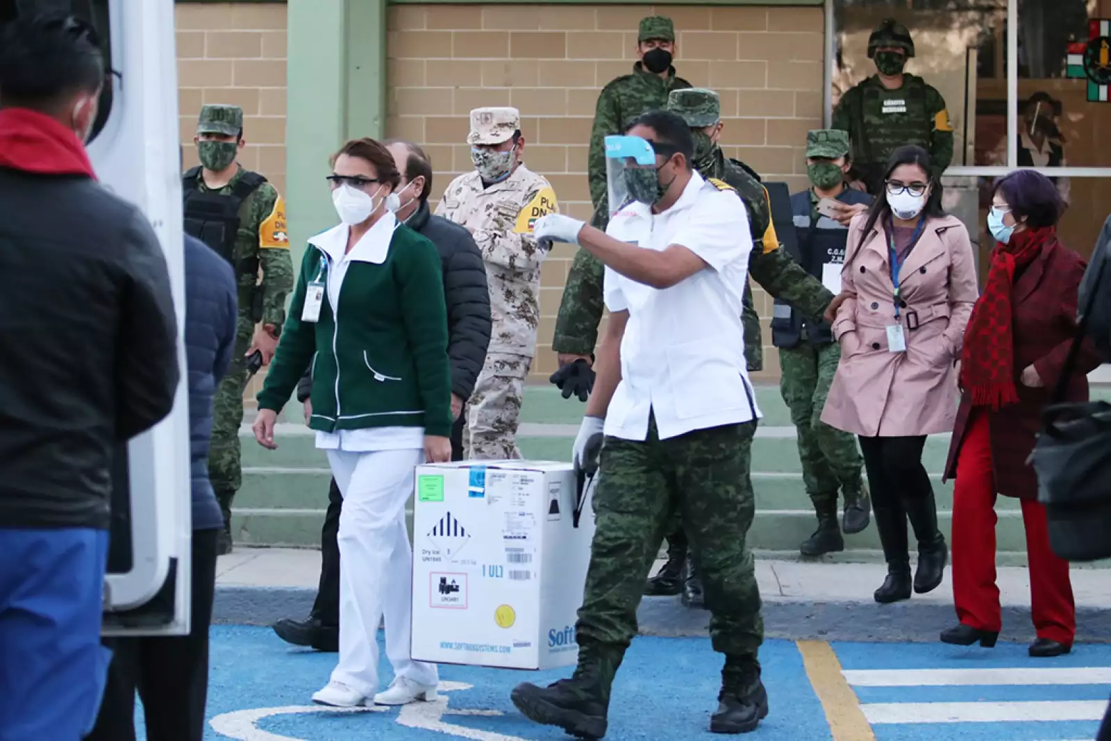 Arribo del primer lote de vacunas contra Covid-19 al 69 Batallón de Infantería en Saltillo, Coahuila.