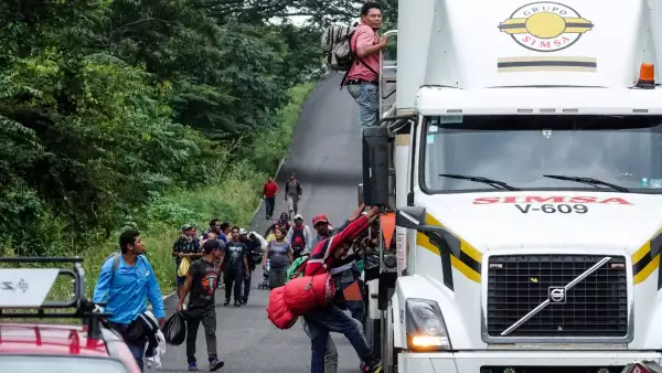 Migrantes tomaron un aventón en un trailer de la carretera Transístmica-Sayula de Aleman-Matías Romero Avendaño hacia Piedra Blanca, Oaxaca.