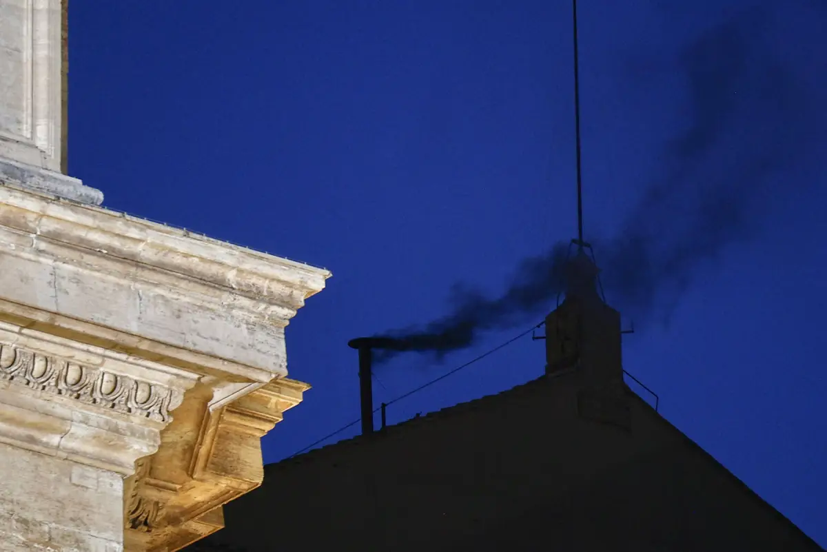 El humo negro se eleva de la chimenea de la Capilla Sixtina, lo que indica que no se ha tomado la decisión de elegir a un nuevo Papa, en el Vaticano, el 7 de mayo de 2025. (Imagen principal del artículo web 'Con humo negro y sin un nuevo papa: así concluye el primer día del Cónclave'). 