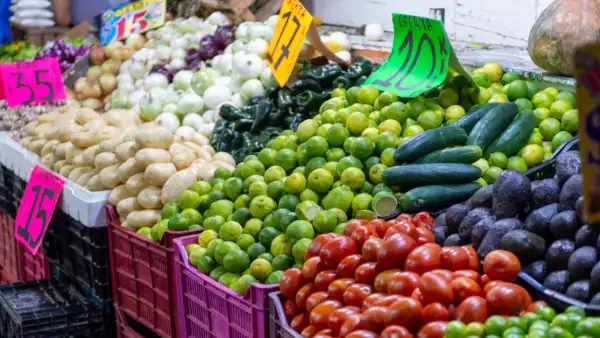 Los precios de la canasta básica en México que bajaron y dónde comprar más barato, según Profeco