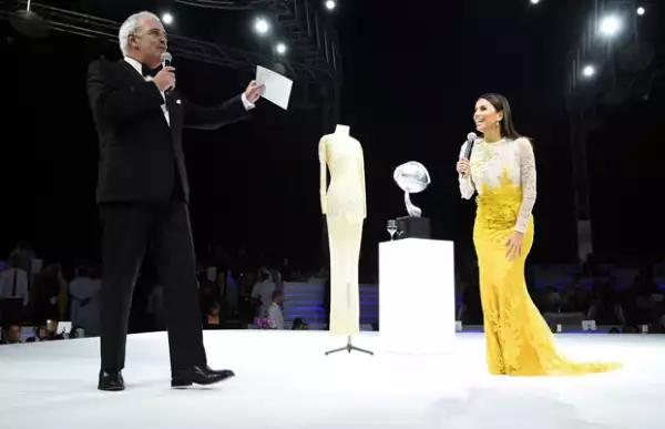 Eva dirigiendo la gala.