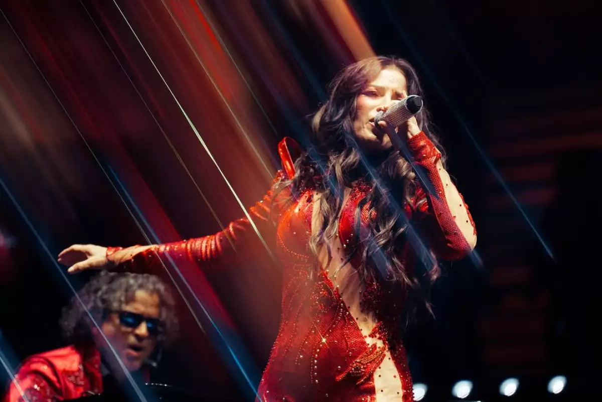 Alessandra-Rosaldo-cantando.jpg