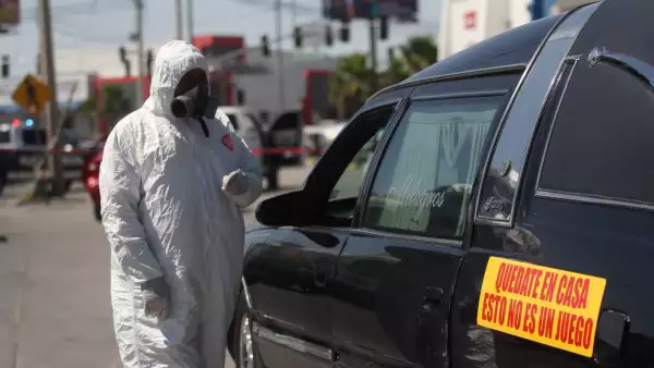 Un hombre murió abordo de su vehículo sobre Paseo de la Victoria en Ciudad Juárez, Chihuahua. Hasta el momento no ha sido confirmada la cauas de muerte, sin embargo trascendió que pudo ser por Covid-19.