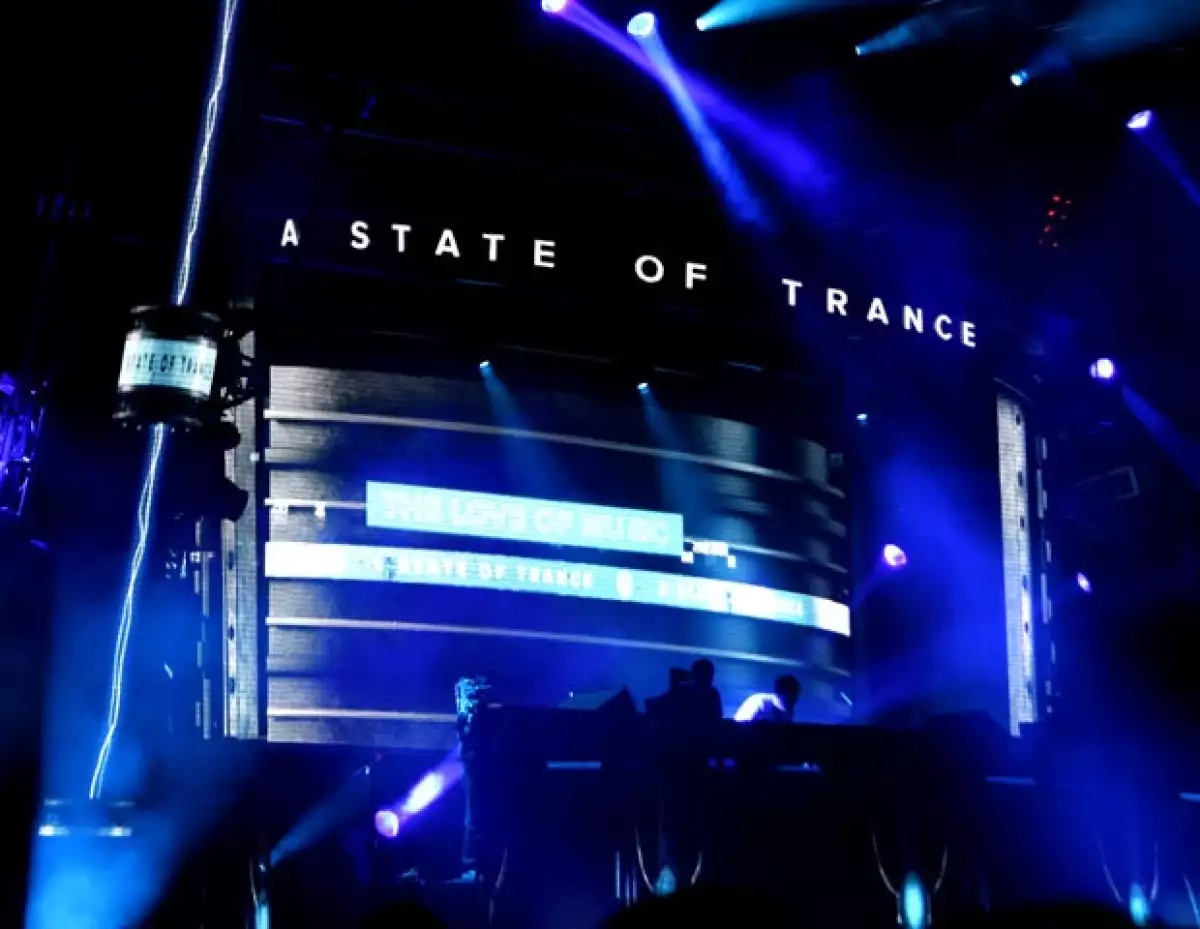 Ayer por la noche el Dj holandés se presentó en la Arena Ciudad de México, donde festejó 600 capítulos de su programa de radio.