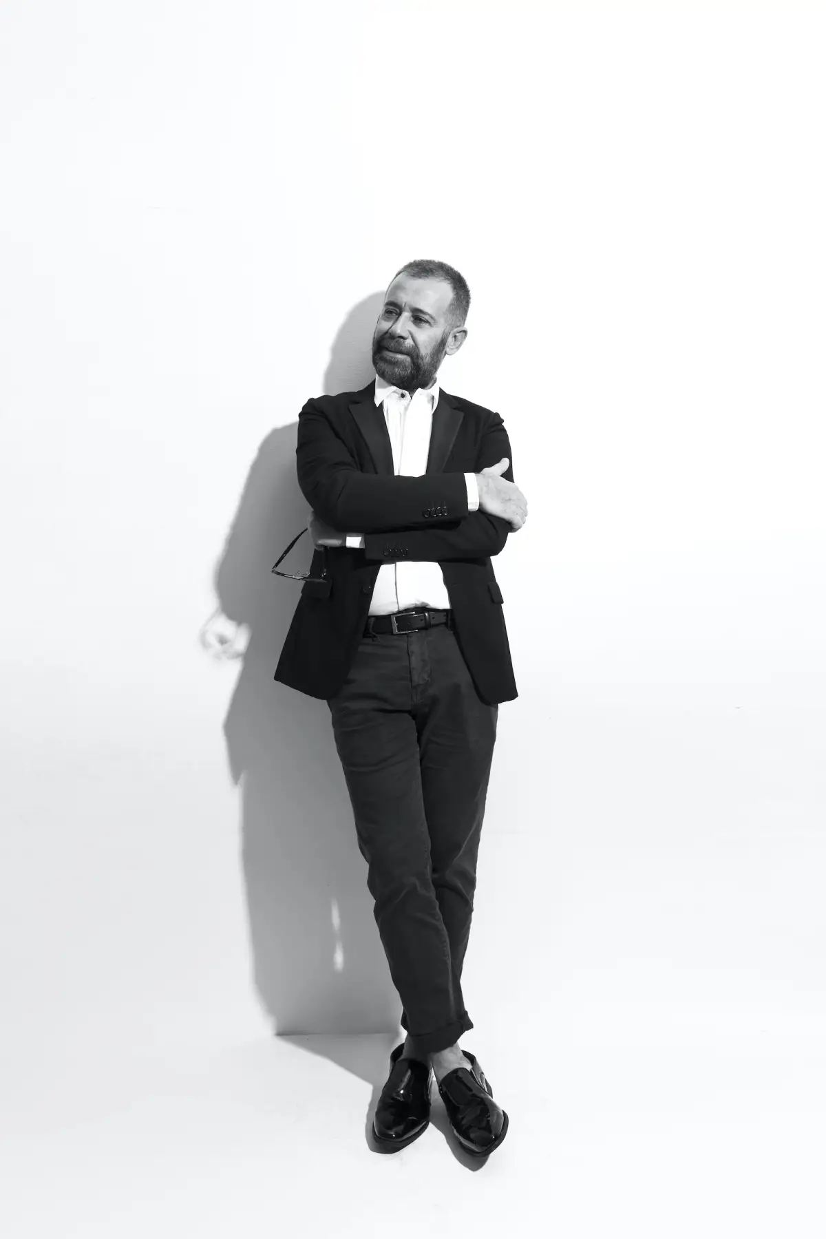 El actor Juan Manuel Bernal posa en este retrato blanco y negro. 