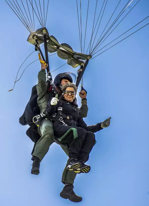 La reina Máxima saltó en paracaídas