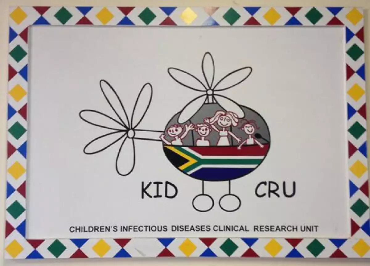 La diseñadora viajó a Cape Town para convivir con niños de la fundación Tutu Tester y Born Free Africa. Allí la madre de cuatro hijos demostró su lado humanitario y amoroso.