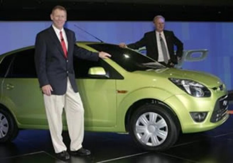 El presidente de Ford Motor, Alan Mulally, y el CEO, Michael Boneham, posan junto a un Ford Figo. (Foto: Reuters)