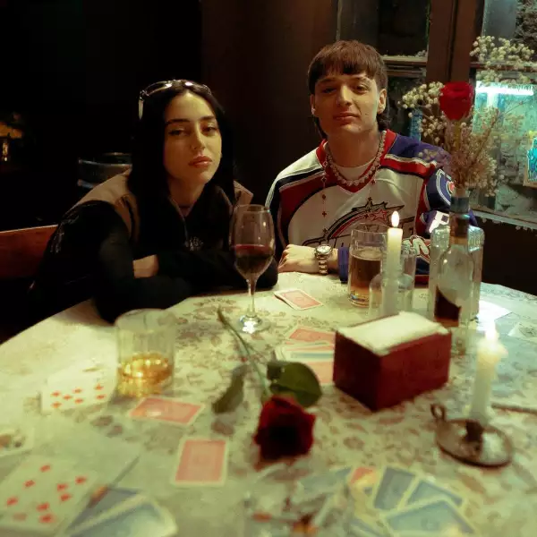 Peso Pluma anuncia colaboración con Nicki Nicole y usa su collar Van Cleef.