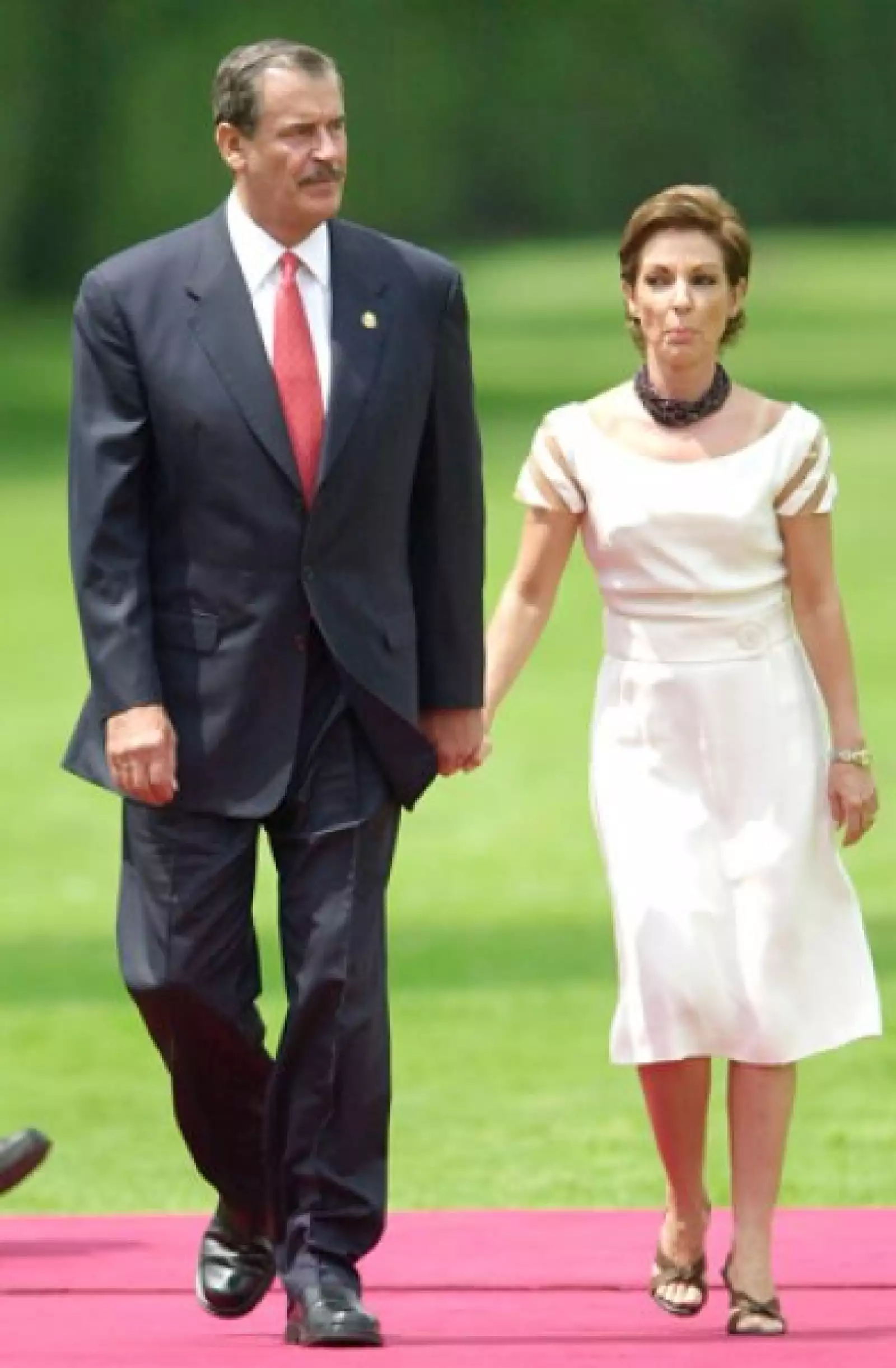 Muy tomados de la mano durante la ceremonia dedicada a los atletas mexicanos que participaron en los Juegos Panamericanos en 2003.