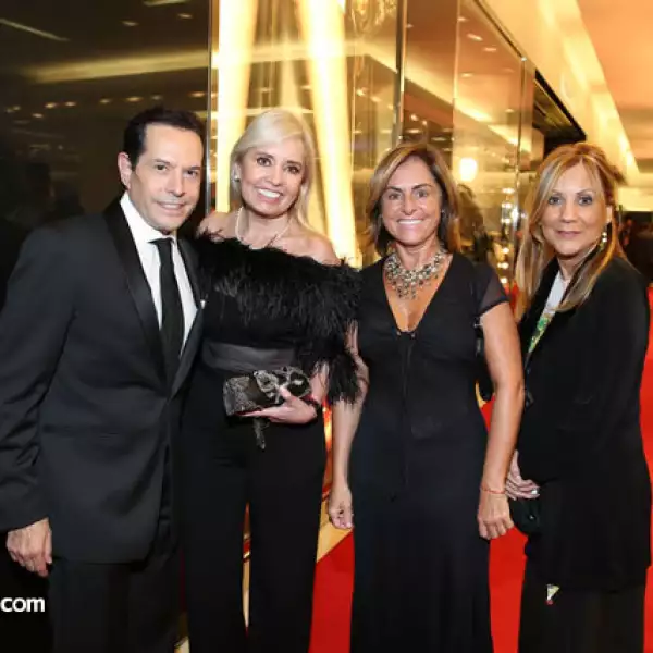 Juan José Origel y Carla Estrada con amigas