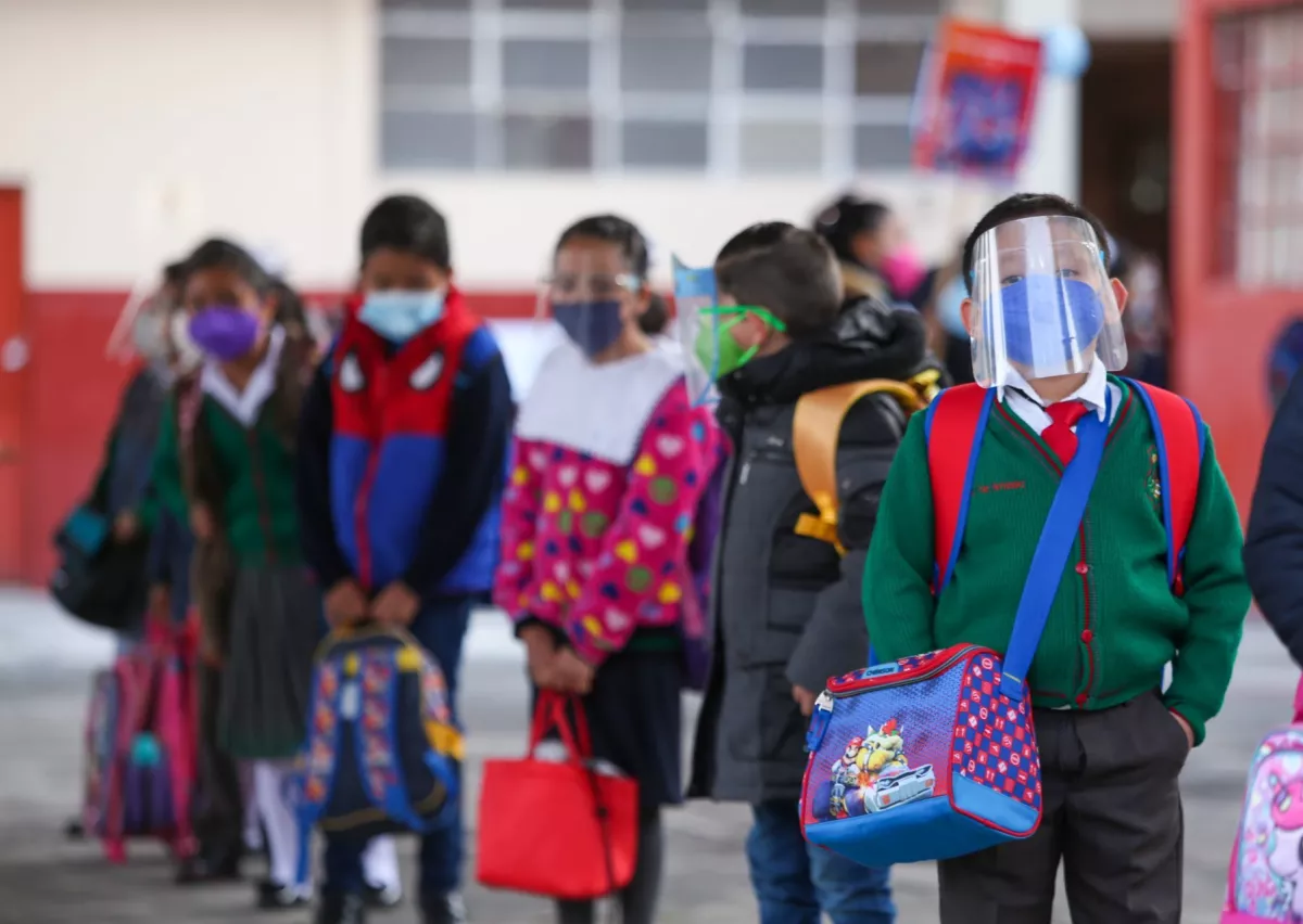 En el Estado de México con todas las medidas sanitarias cientos de estudiantes regresaron este día a clases presenciales como parte del ciclo escolar 2021-2020.