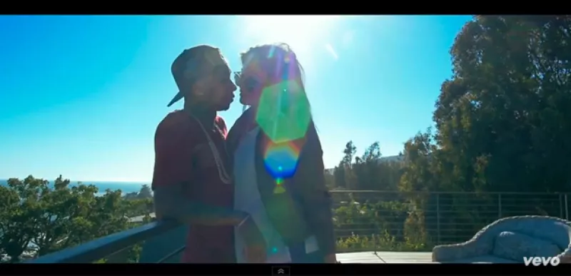 Al parecer, Kylie inspiró el tema del video que se estrenó el día de hoy y que lleva por nombre “Stimulated”. Si piensas que el título deja poco a la imaginación, espera a que veas qué dice la letra.