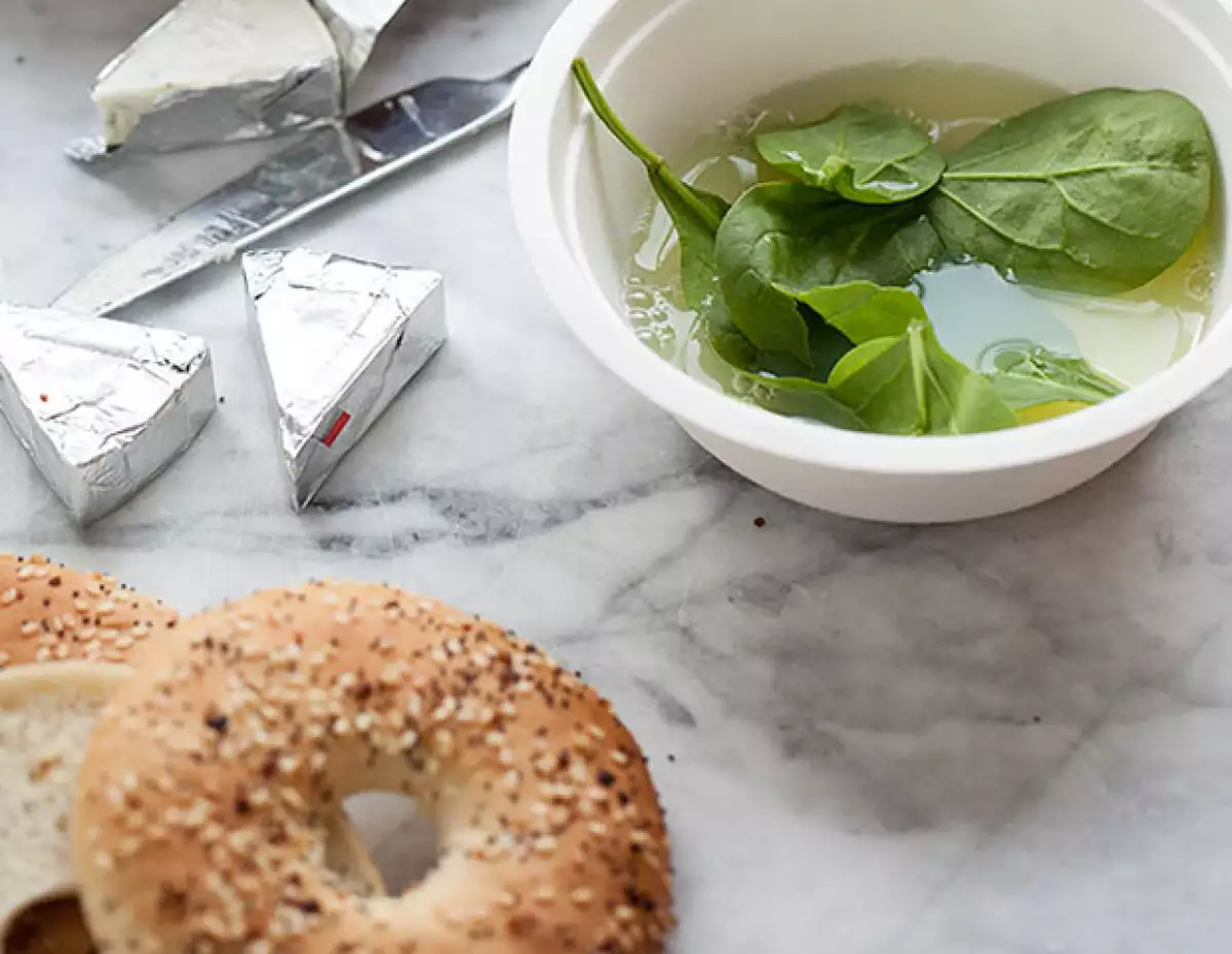 Asegúrate que las hojas de espinaca estén frescas para un mejor sabor y valor nutricional.