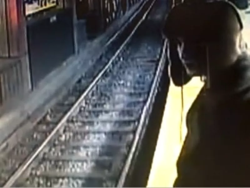 Una fémina visiblemente alcoholizada se cayó segundos antes de que el convoy en Boston llegara, afortunadamente dos hombres alertaron al conductor y alcanzó a frenar a tiempo.