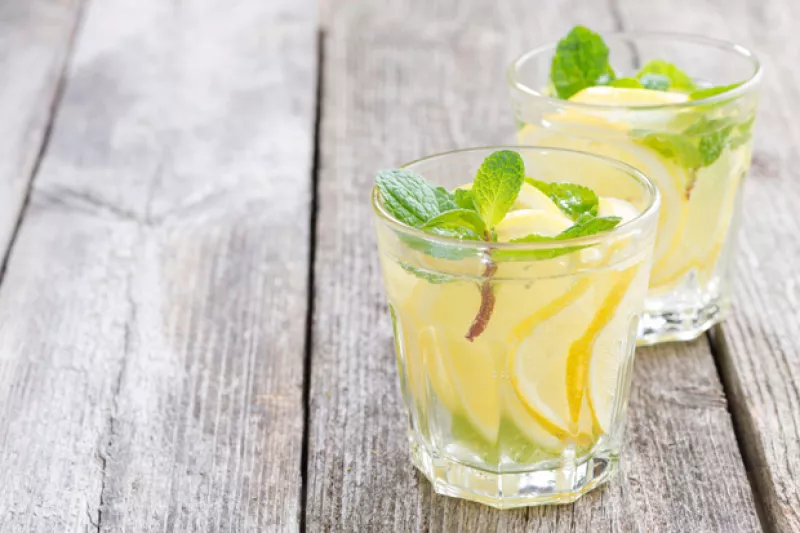 Seguro has escuchado este tip que realidad lo que hace es limpiar tu cuerpo. Aquí te decimos qué es lo que ocurre en tu cuerpo cuando vuelves esto un hábito.