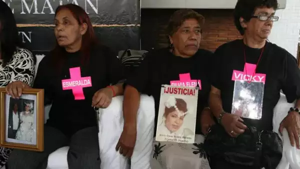 amiliares de mujeres asesinadas en Ciudad Juarez durante la presentación del filme "Bordertown, verdades que matan", la cual trata sobre los feminicidios en esa ciudad.