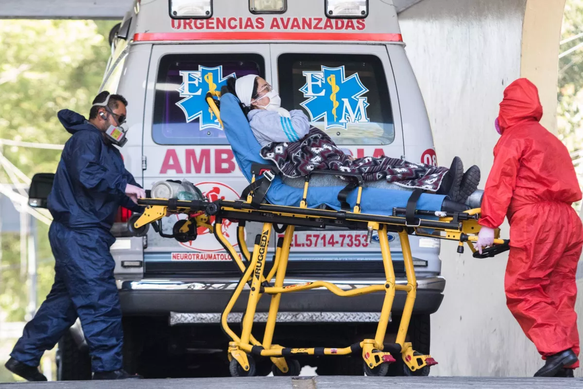 Un mujer con síntomas de Covid-19 fue trasladada por paramédicos al área de urgencia respiratorias del Hospital de los Venados.