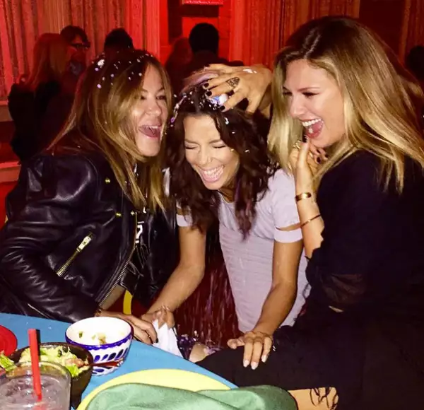 Feliz de festejar con sus amigas, así se muestra Eva.