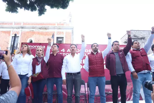 Lïder de diputados de Morena, Ignacio Mier, en mitin de promoción de la reforma electoral en Puebla.