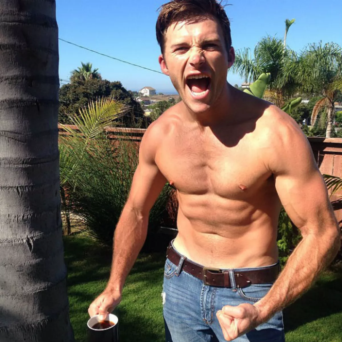 Scott Eastwood se mantiene en forma, y se nota.