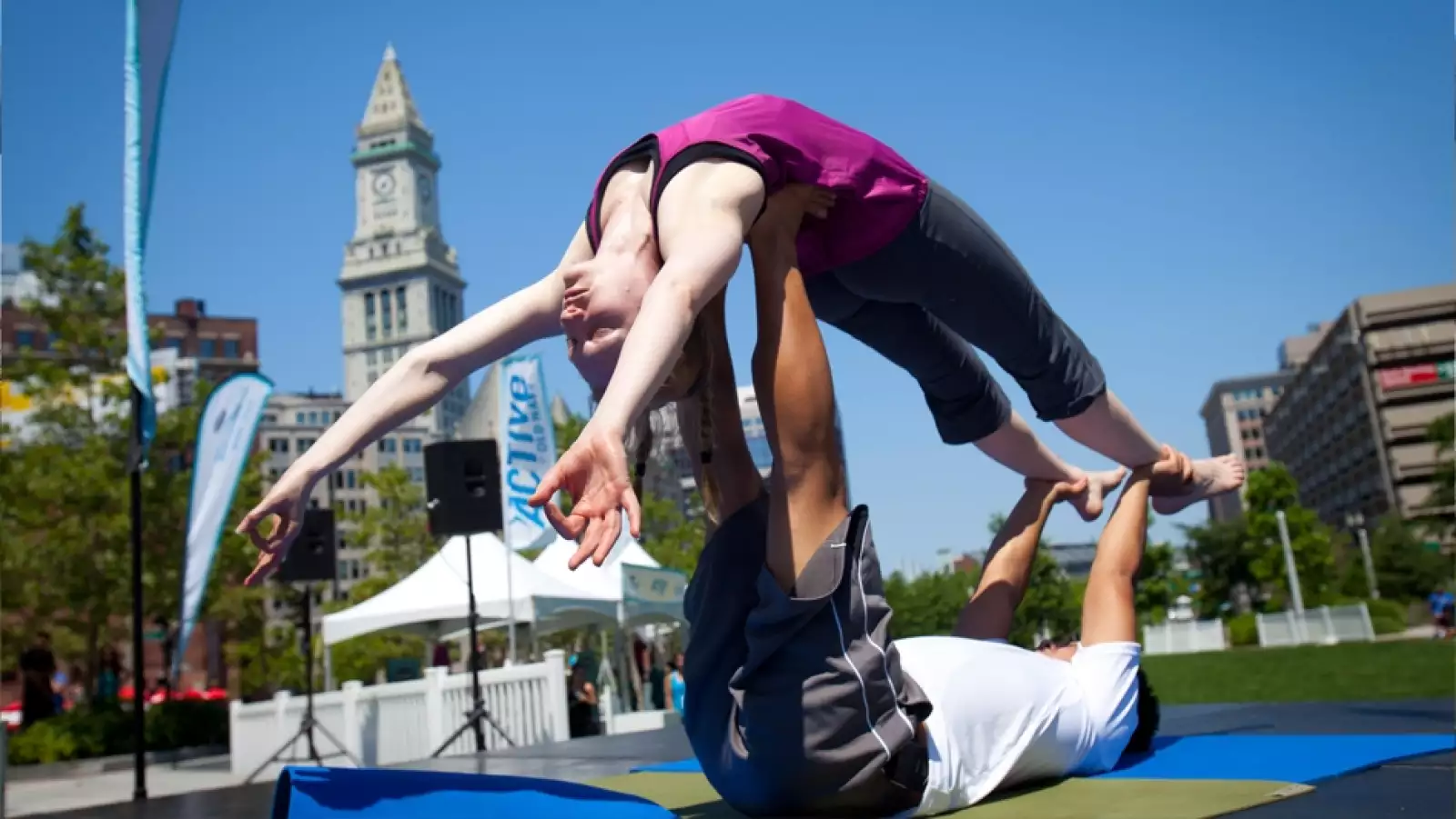 una pareja practica yoga