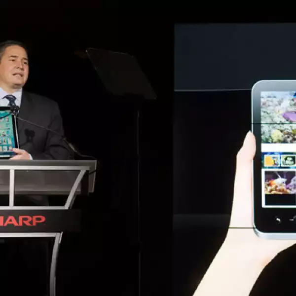Bob Scaglione, director en jefe de marketing para Sharp, presenta su ‘tablet’ Galapagos.