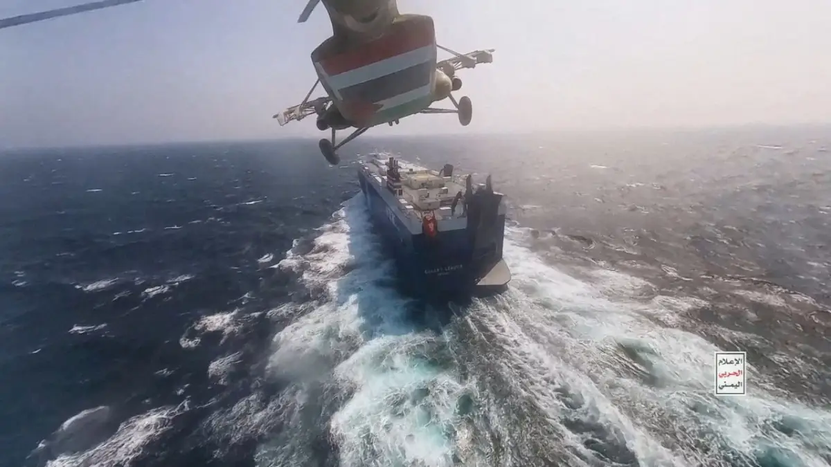El helicóptero militar hutí sobrevuela el buque de carga Galaxy Leader en el Mar Rojo en esta foto publicada el 20 de noviembre de 2023.