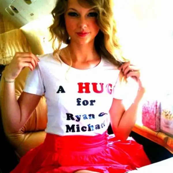 Taylor Swift subió esta foto con un mensaje en su camiseta.