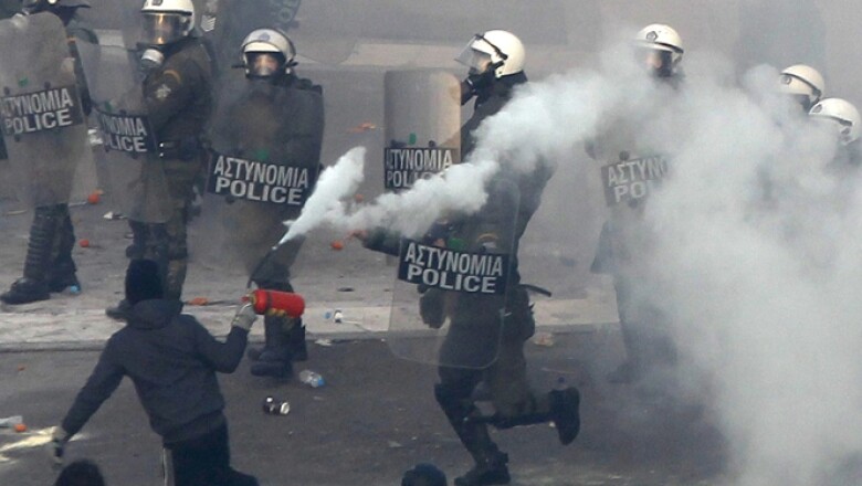 La mayoría de los inconformes empezaba a dispersarse, pero pequeños grupos continuaban enfrentándose a la Policía.
