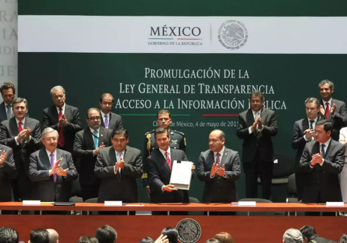 Peña Nieto firma Ley de Transparencia