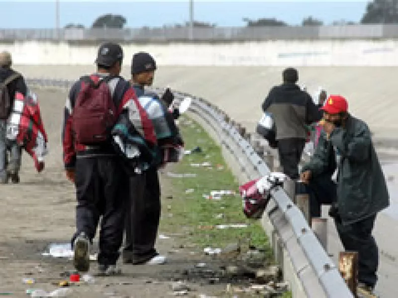 Según la decisión, ese derecho sólo se aplica a casos penales y los que se siguen a inmigrantes son civiles. (Foto: Notimex)