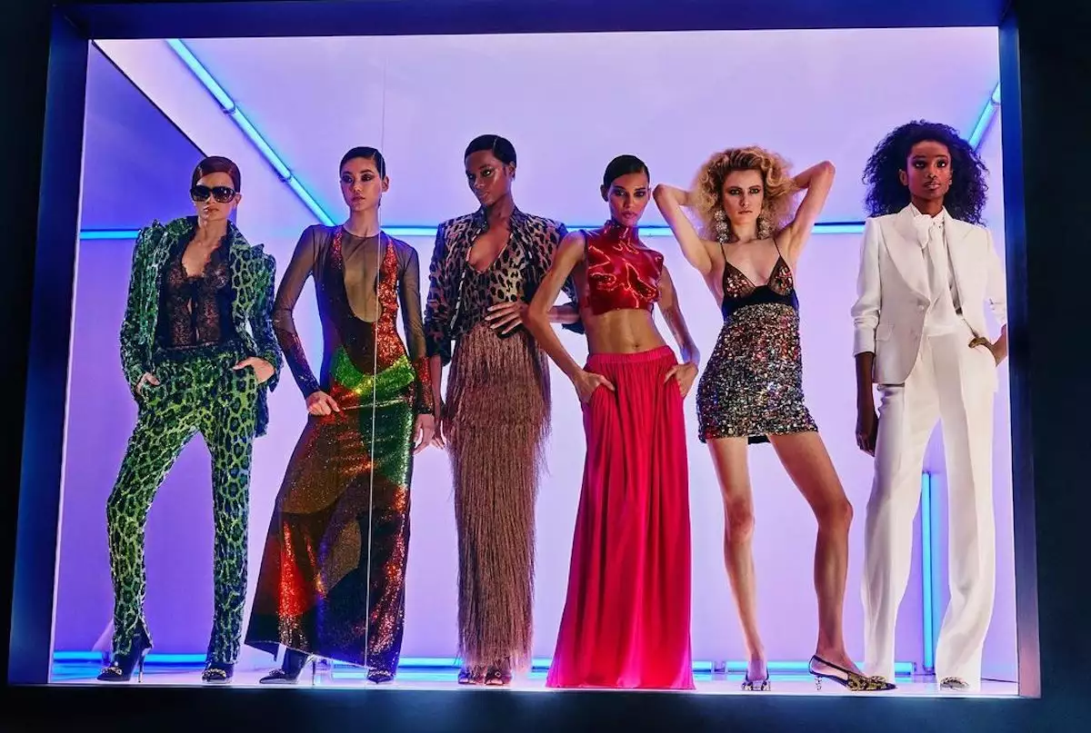 Grupo de modelos presentado la ropa de la última colección de Tom Ford. 