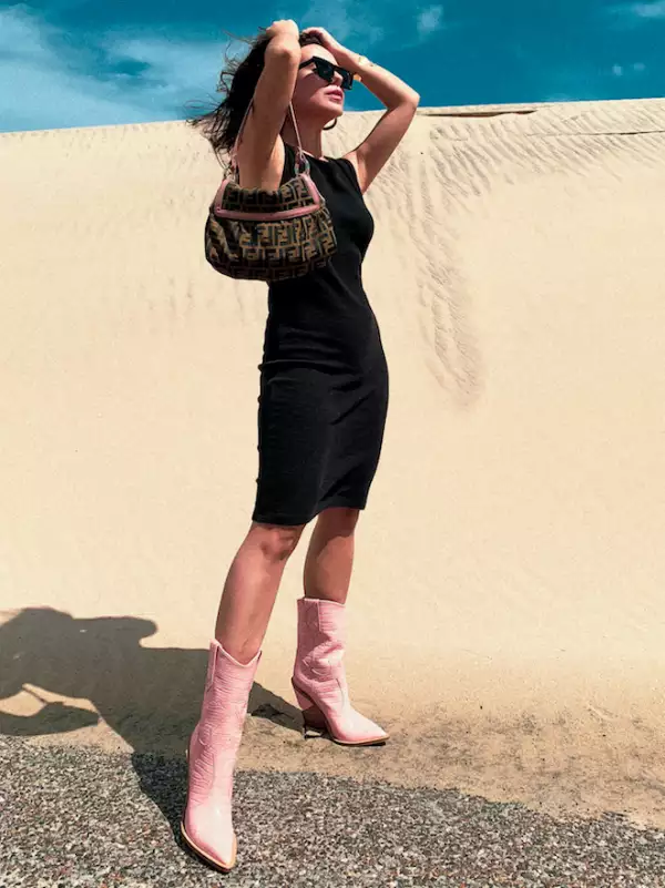 Dear Milano, posando con unas botas Fendi de Farfetch