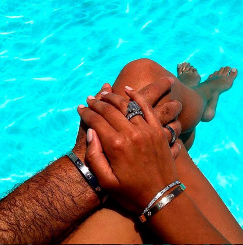 La pareja presumió sus anillos de boda.