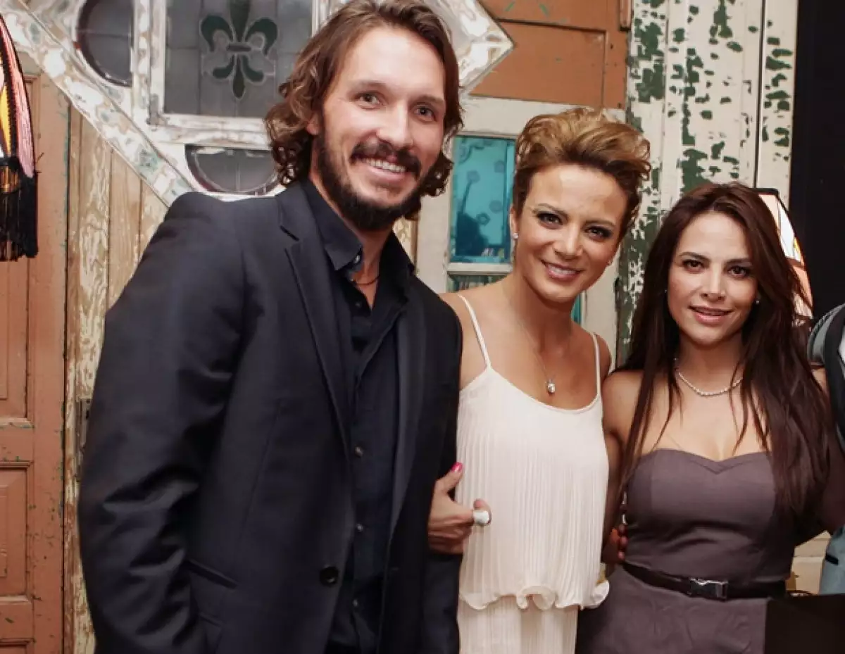 No podían faltar sus amigos como la actriz Fabiola Campomanes.