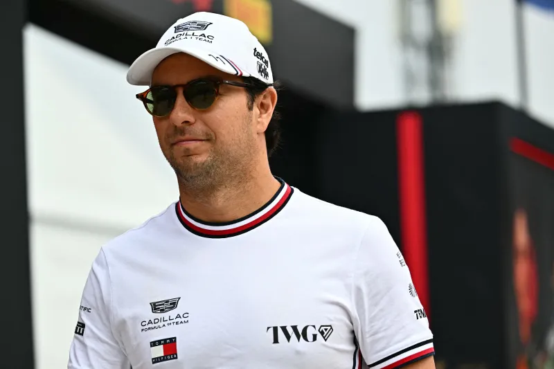 El piloto mexicano de Cadillac, Sergio Pérez, llega antes del Gran Premio de Baréin de Fórmula 1 en Sepang, el 4 de octubre de 2026.