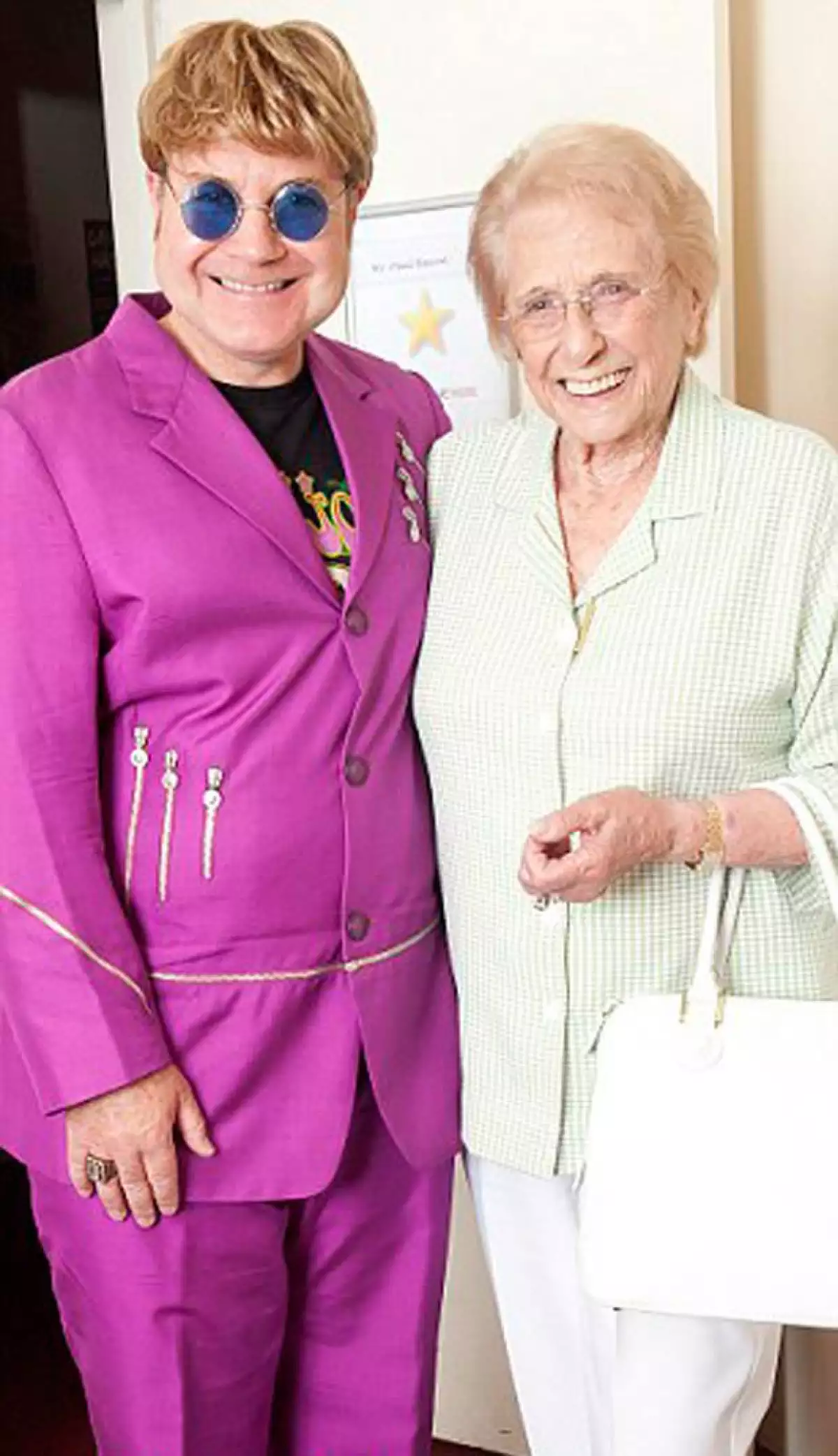 Sheila Farebrother, mamá de Elton John, mantiene una relación muy cercana con su imitador, pues sigue sin dirigirle la palabra al músico.