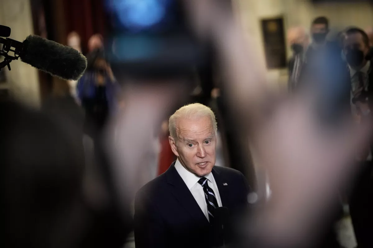 El presidente de los Estados Unidos, Joe Biden habla con medios de comunicación)
