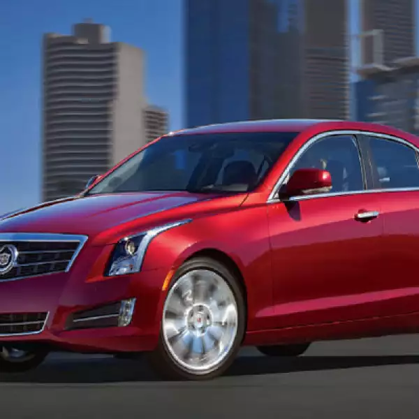 El Cadillac ATS cuenta con un capó de aluminio, elementos en fibra natural y soportes de magnesio que lo hacen más ligero y ágil; además de un Centro de Control de Sistemas de Entretenimiento e Información con radio y navegación satelital.