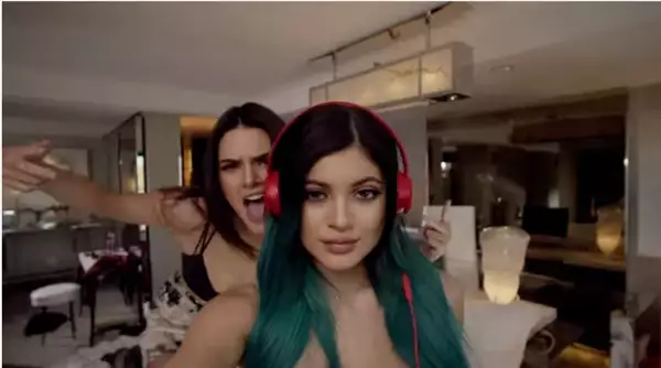 Divertidas y en un ambiente casual aparecen las hermanas Jenner en el nuevo comercial de Beats by Dre.