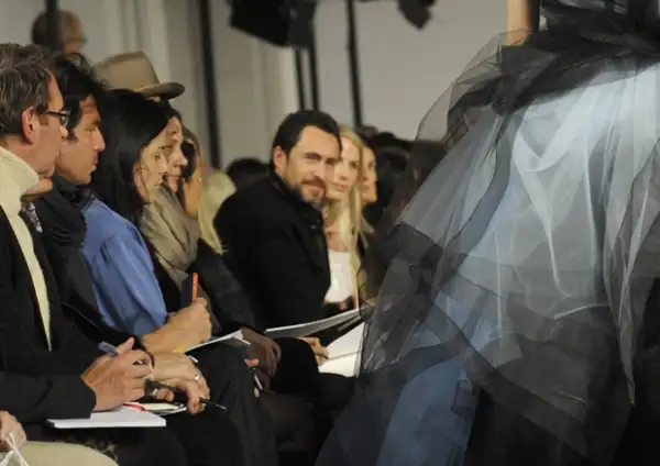 Demian Bichir estuvo en primera fila junto con su novia Stefanie.