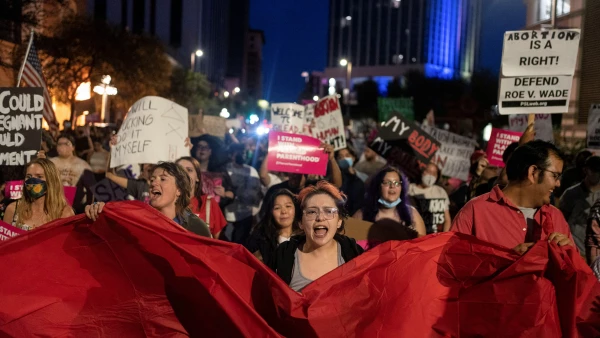 Activistas por el derecho al aborto marchan por el centro de la ciudad después de manifestarse frente al Palacio de Justicia Federal de los Estados Unidos Evo A. DeConcini en Tucson, Arizona, EE. corte anule la histórica decisión de derechos de aborto de Roe v. Wade a finales de este año.