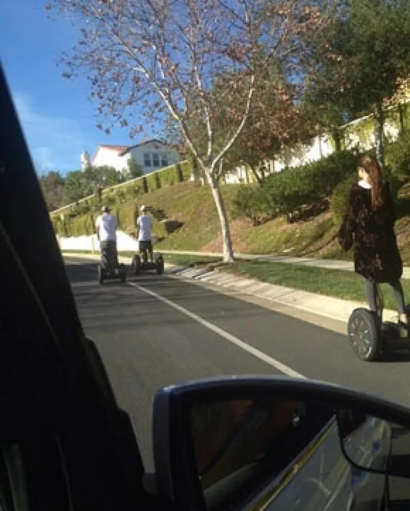 La ex pareja fue captada dando un paseo en segways en Calabasas, zona donde el canadiense vive actualmente.