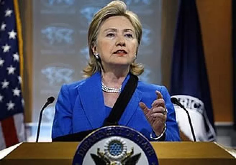 Hillary Clinton dio a conocer la mediación de Oscar Arias durante una conferencia de prensa posterior al encuentro con Zelaya. (Foto: AP)