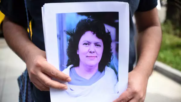 Berta Cáceres fue asesinada tras oponerse a un proyecto hidroeléctrico que desplazaría a cientos de familias de una etnia en Honduras.